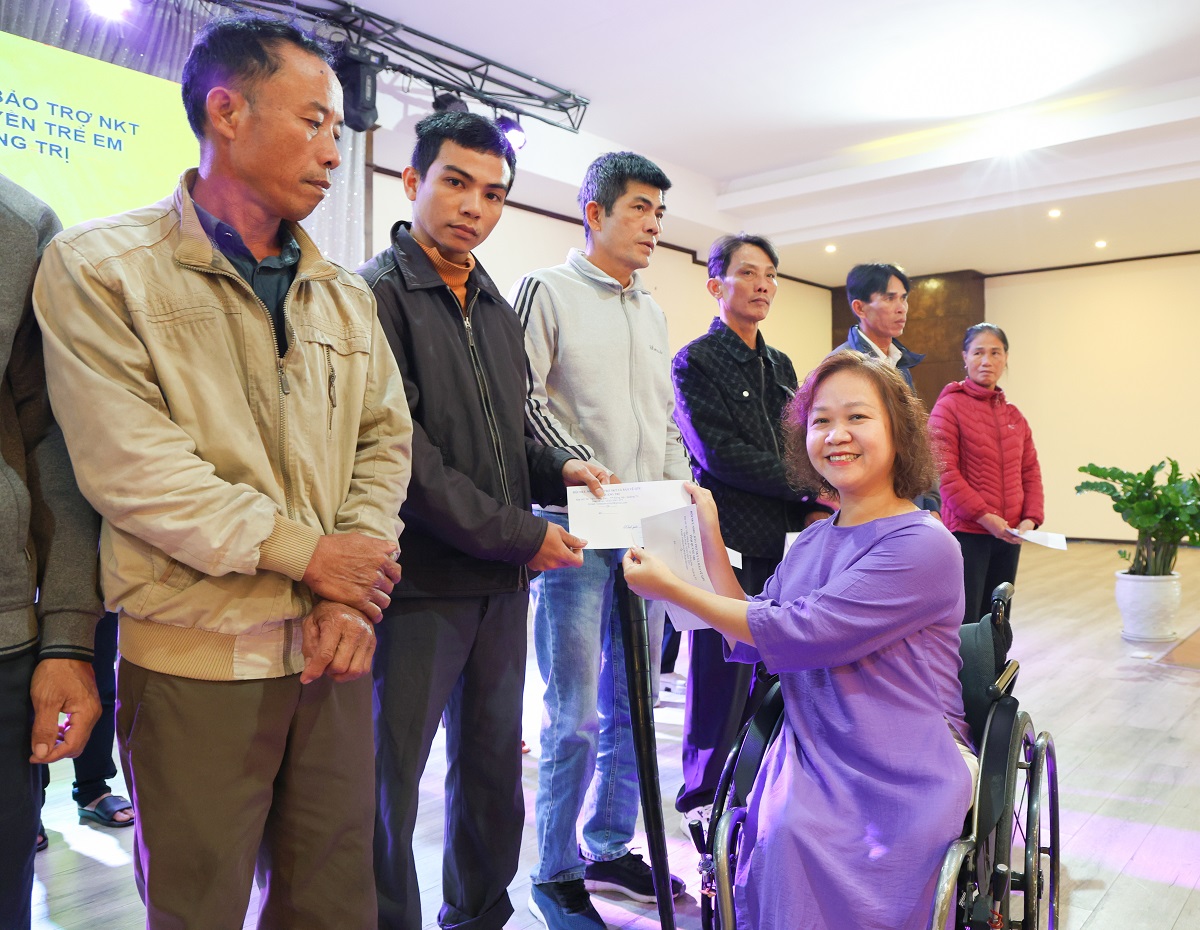 Viện ACDC hỗ trợ 500 triệu đồng giúp người khuyết tật khắc phục hậu quả bão lũ năm 2025